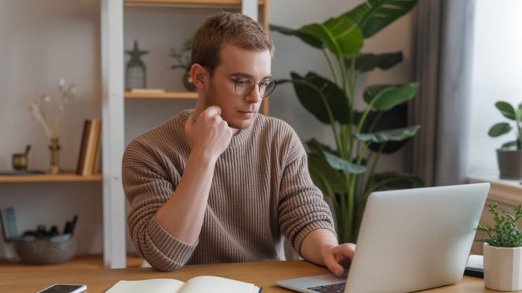 Comment utiliser le e-learning pour réussir sa reconversion professionnelle en 2026 : étapes, outils et erreurs à éviter