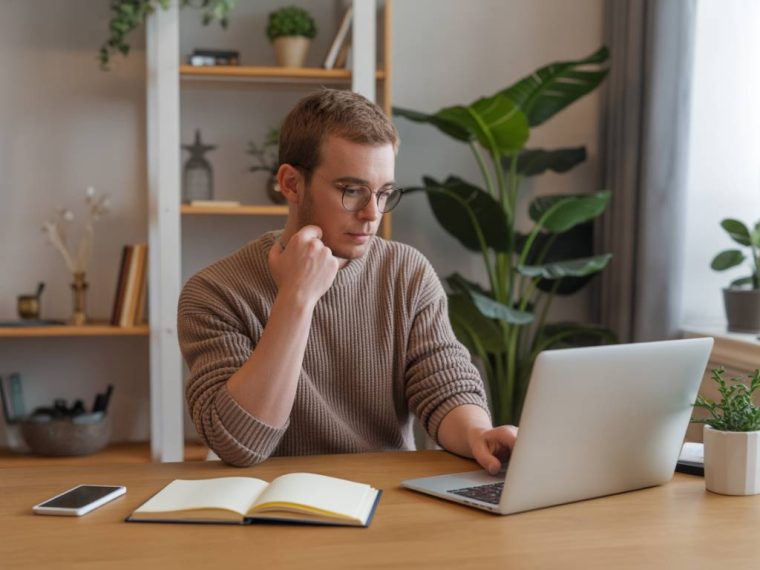 Comment utiliser le e-learning pour réussir sa reconversion professionnelle en 2026 : étapes, outils et erreurs à éviter